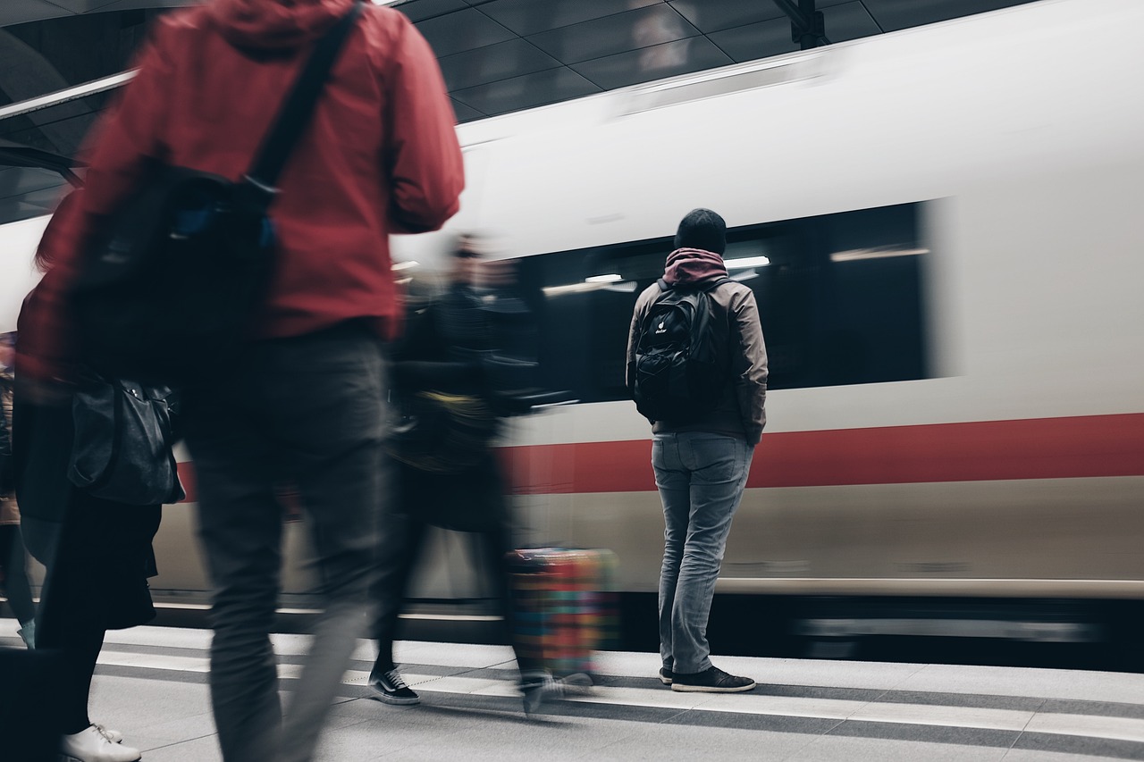 電影南方車站的聚會，探索人性與命運的深度交織之旅